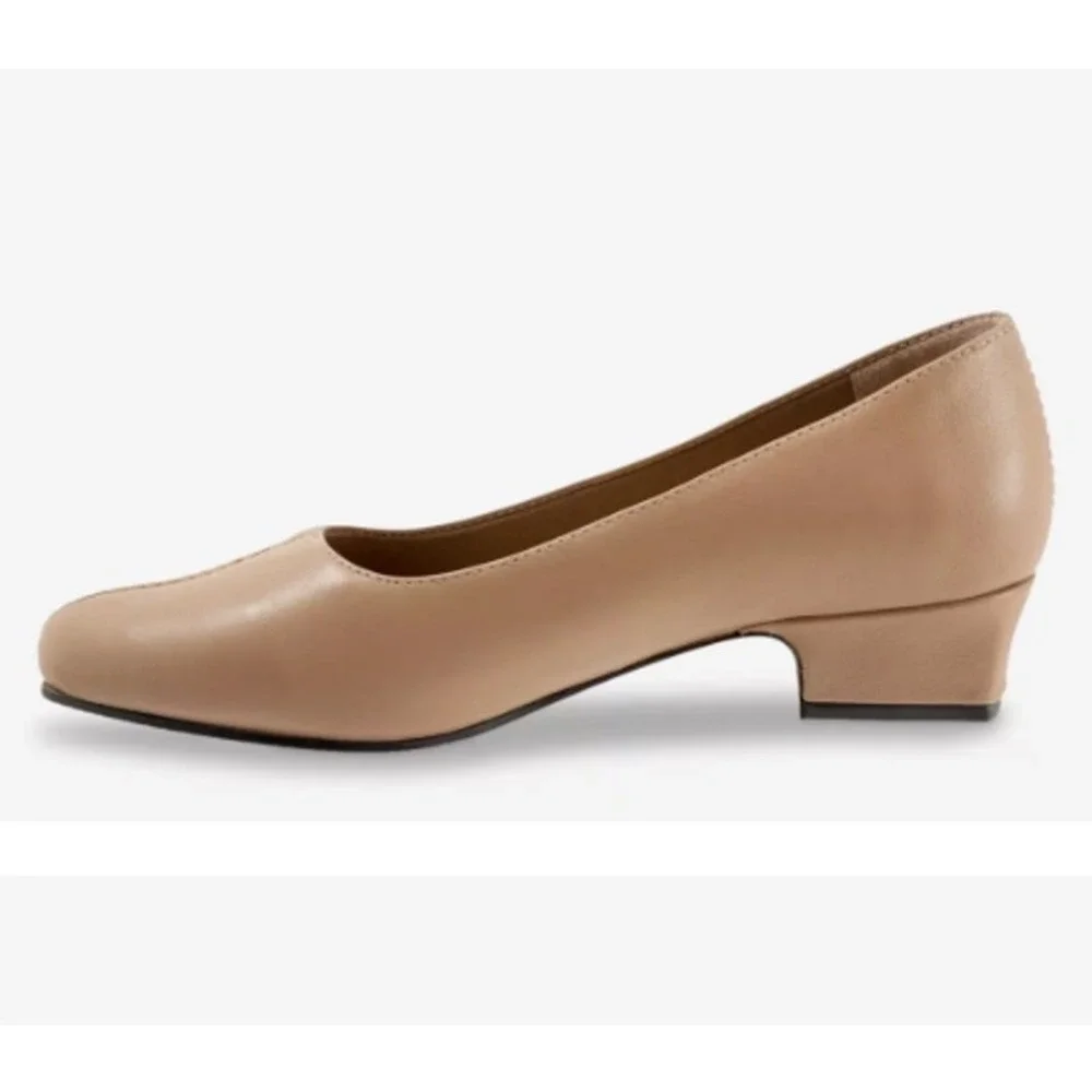 Trotters Doris Pump Beige Leather Square Toe Block Heel Shoes 11N T3235-158